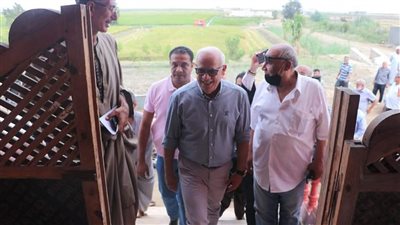 محافظ بورسعيد يزور أسرة في سهل طينة للوقوف على تطلعاتها وتوفير سبل الراحة | صور 