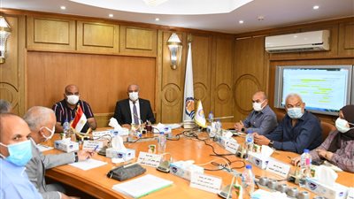محافظ قنا يناقش خطة تنفيذ البنية التحتية لمدينة الأمل