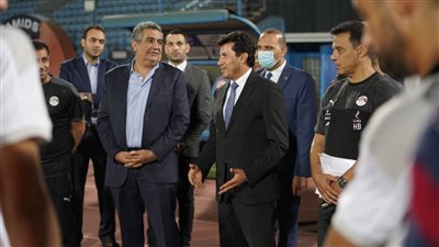 وزير الرياضة ومجاهد يحضران مران المنتخب في الدفاع الجوي