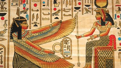 الرجال يستخدمون مستحضرات التجميل والأطفال لا يرتدون ملابس.. تعرف على أغرب عادات الفراعنة