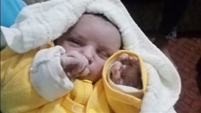 بزي شتوي بناتي به آثار الدماء.. أسرة تعثر على طفل حديث الولادة أمام منزلها بالبحيرة | صور 