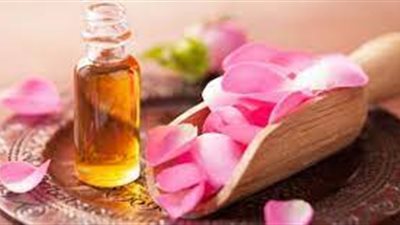 يخلص البشرة من البقع الداكنة.. تعرف على أبرز فوائد زيت الورد