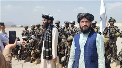 بعد الانسحاب الأمريكي.. قيادي بـ طالبان يوجه رسالة لعناصر كتيبته من مطار كابول│ فيديو