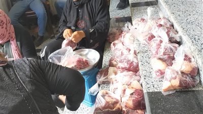 أسرة الطفل زياد المختطف توزع لحومًا على الفقراء احتفالا بعودته