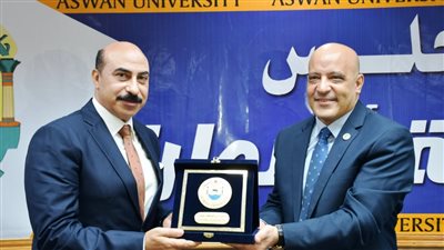 مجلس جامعة أسوان يكرم المحافظ أشرف عطية لمبادراته الإنسانية 