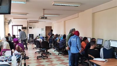 في أول أيام المرحلة الثانية.. إقبال كثيف على معامل التنسيق الإلكتروني بكليتي الهندسة والبنات بعين شمس