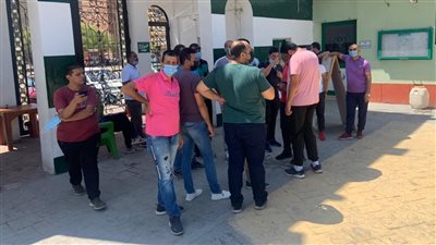 تجمع موظفي المصري داخل النادي بعد تأخر صرف رواتبهم 3 أشهر | صور