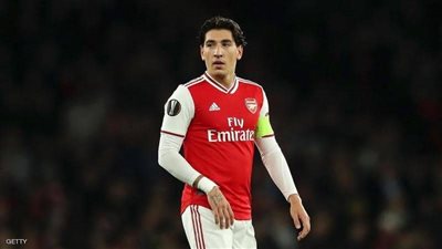 فلسطين حرة.. لاعب أرسنال السابق يستعرض قميصًا يحمل شعار الفدائي | فيديو