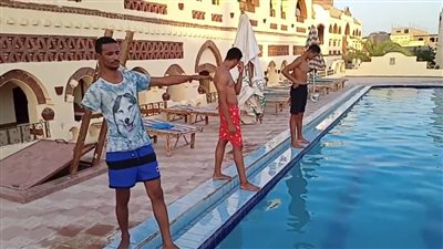 بذراع واحد.. محمد فراج يتحدى الإعاقة وينافس الأصحاء في السباحة بالأقصر: «قبلت المنافسة وهفوز بيها»| فيديو