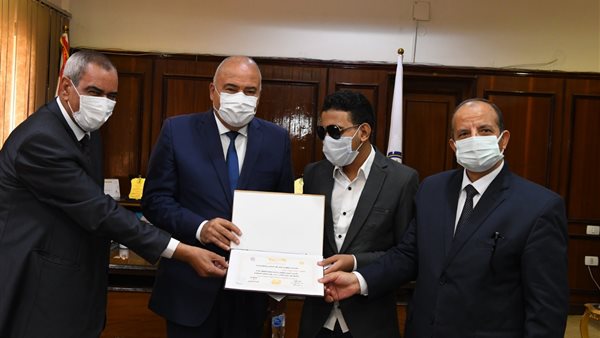 محافظ قنا يكرم الطلاب