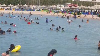 إقبال كبير للمصطافين على الشواطئ العامة بالغردقة