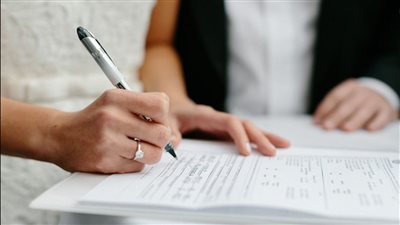 هل يجب على الزوجين إدماج ذمتهما المالية بعد الزواج؟.. الإفتاء تجيب