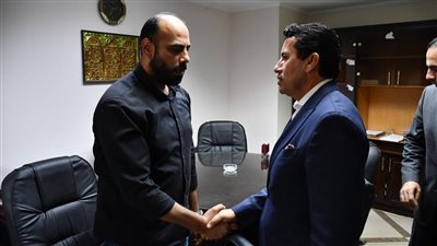 وزير الرياضة يعزي والد الطفل سيف إسلام ويطلق اسمه على حمام السباحة بـ الأوليمبي
