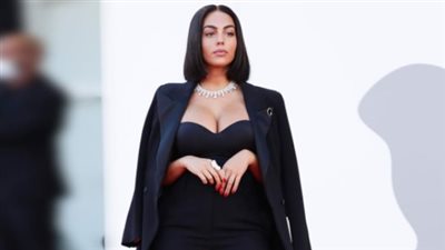 جورجينا تتألق بـ جامبسوت أسود وبليزر في افتتاح فينيسيا السينمائي الدولي