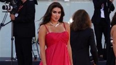 ياسمين صبري تستعرض عقدًا ذهبيًّا على هيئة نمر