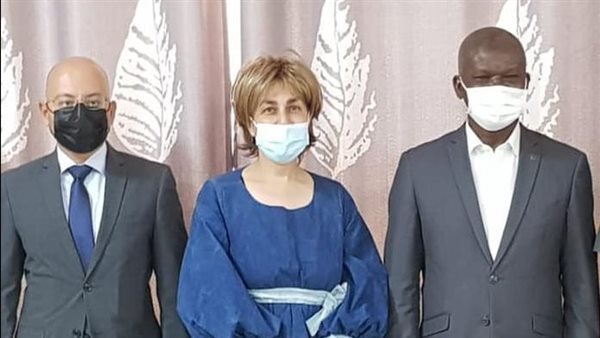 السفيرة المصرية ووزير