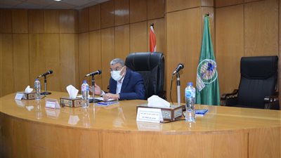 محافظ المنيا يتابع معدلات تنفيذ مشروعات حياة كريمة