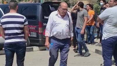 وصول منير مكرم إلى مسجد السيدة نفيسة لصلاة الجنازة على الفنان ماهر سليم | صور