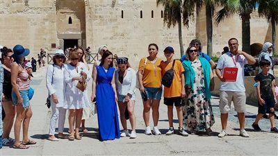 أتش سي: عودة السياحة الروسية خفضت ضغوط أسعار الفائدة على الجنيه