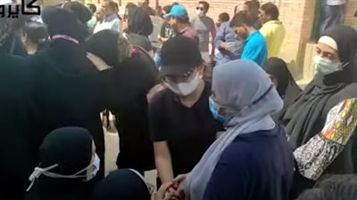 ابنة ماهر سليم تودع والدها الراحل بعد دفنه في مقابر العائلة بطريق الفيوم │ فيديو