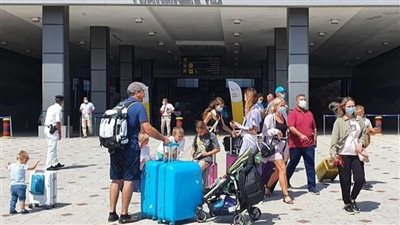 مطارا الغردقة ومرسى علم يستقبلان قرابة 15 ألف سائح على متن 102 رحلة طيران