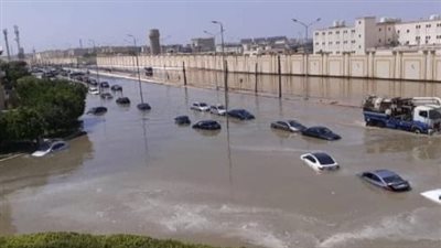 إصلاح عطل ماسورة صرف صحي أغرقت منطقة التجمع الخامس وقطعت المياه لساعات