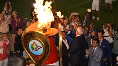 وزير الرياضة يستقبل شعلة حياة كريمة في افتتاح دوري الشركات الـ54 ببورسعيد | صور