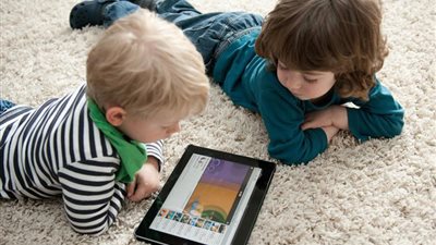 أضرار قضاء وقت طويل أمام الشاشات على الأطفال