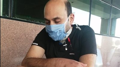 طبيب فقد بصره خلال علاجه مرضى كورونا بكفر الشيخ: عايز أشتغل وأدرس من تاني