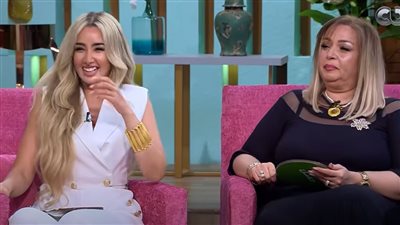 هنا الزاهد ووالدتها يكشفان عُمرهما الحقيقي مع منى الشاذلي │ فيديو