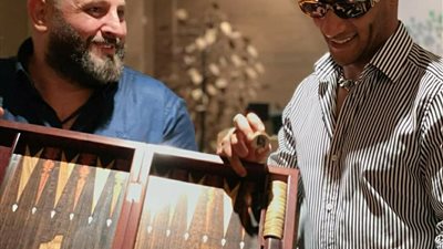 لبناني يهدي محمد رمضان طاولة.. والفنان: يا ريتني بعرف ألعبها