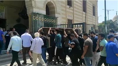 وصول جثمان الفنان ماهر سليم إلى مسجد السيدة نفيسة لأداء صلاة الجنازة