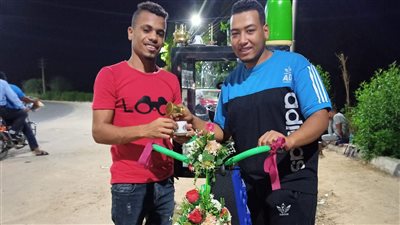 «قهوة متنقلة على دراجة».. قصة كفاح إسلام ومحمد يعولان أسرتين بالأقصر: الشغل مش عيب