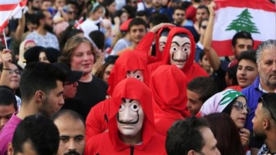 قناع دالي وبدلة حمراء.. ما علاقة زي العصابة بالاحتجاجات حول العالم؟