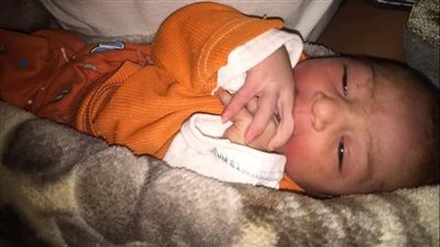 العثور على طفل عليه آثار دماء الولادة في البحيرة