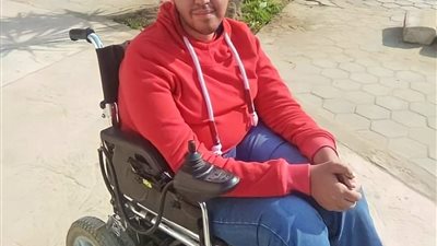 من رحم المعاناة يُولد الأمل.. قصة كاتب دفعه الضمور العضلي لتحقيق حلمه