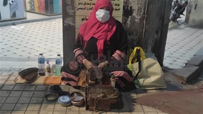 قصة كفاح للخلاص من الديون.. سيدة تفترش الرصيف لمسح الأحذية: عاوزة أستر بناتي