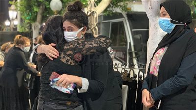 انهيار ابنة الراحل ماهر سليم من البكاء في عزاء والدها | صور