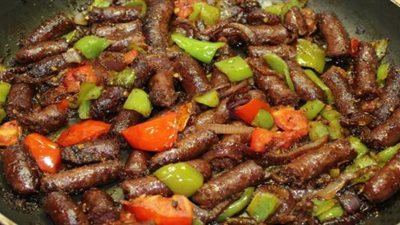 طريقة عمل السجق البلدي في البيت.. السر في درجة لهب النار