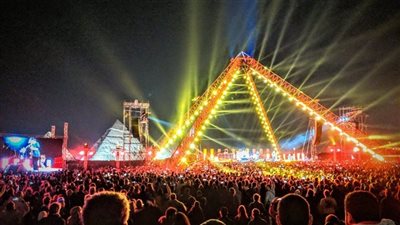 مؤرخ: حفل فرقة ذا بلاك آيد بيز أمام الأهرامات يدنس أرض الحضارة العظيمة