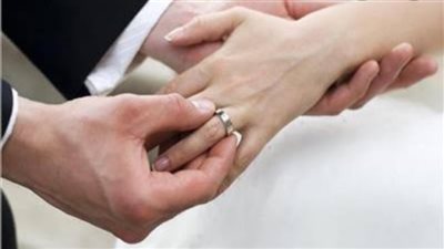 الإفتاء تحسم الجدل حول ارتداء الدبلة للرجل والمرأة 