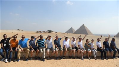 أهرامات الجيزة تستقبل وفدًا من حكام ولاعبي بطولة العالم للناشئين لدراجات المضمار │ صور 