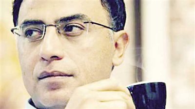 بعد براءة عدد من المتهمين.. لماذا تنحى أشرف العشماوي عن نظر قضية التمويل الأجنبي؟