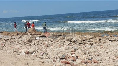 الرابع خلال 24 ساعة.. أهالي طفل توفي غرقًا على شاطئ بورسعيد ينتظرون خروج جثمانه | صور وفيديو