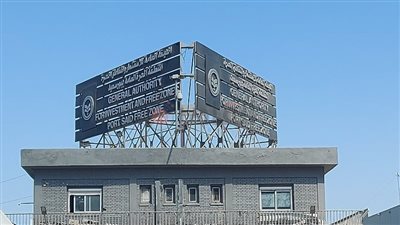 إحباط محاولة شاب حاول إنهاء حياته من أعلى يافطة في بورسعيد | صورة