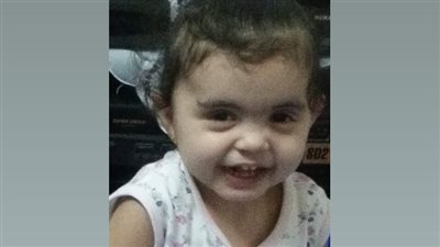 أم طفلة مصابة بالتليف الكيسي تستغيث بـ وزارة الصحة: العلاج بياكل جسم بنتي