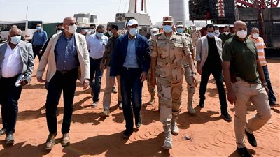 وزير الإسكان: بدء التشطيبات الداخلية بأبراج العاصمة الإدارية.. وتركيب 66 وحدة زجاجية من واجهات البرج الأيقوني