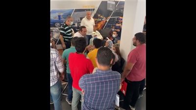 عملاء المنصور للسيارات يتظاهرون أمام التوكيل بسبب ظهور عيوب صناعة في مركباتهم| فيديو