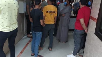  توافد العشرات من أهالي السويس للتبرع بالدم لمصابي حادث الحافلة السياحية| صور