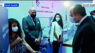 السيسي يطمئن على صحة مريضة أثناء تفقده قافلة أبواب الخير